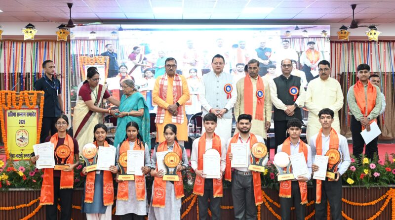 मुख्यमंत्री ने विद्या भारती के समारोह में मेधावी छात्र-छात्राओं को किया सम्मानित, कहा- आज विशाल वटवृक्ष बन चुका सरस्वती शिशु मंदिर