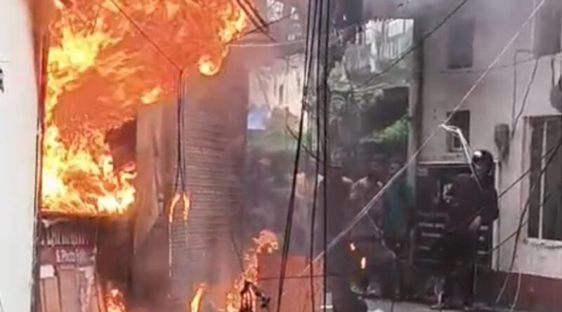 घंटाघर के नजदीक चकराता रोड पर भीषण अग्निकांड, फोटो लेमिनेशन की दुकान का सामान हुआ राख