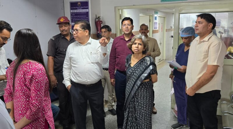 दून अस्पताल की व्यवस्थाओं के ढीले पेच कसने के लिए निदेशक ने किया निरीक्षण, अधिकारियों की बैठक भी ली