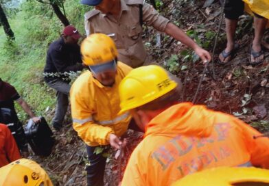 नैनीताल में हरियाणा के पर्यटकों का टेंपो ट्रैवलर खाई में गिरा, दो की मौत, 20 घायल
