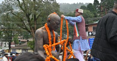 कुमाऊं मंडल में हर ओर छायी रही देशभक्ति की उमंग, प्रभारी मंत्री खजान दास ने किया ध्वजारोहण