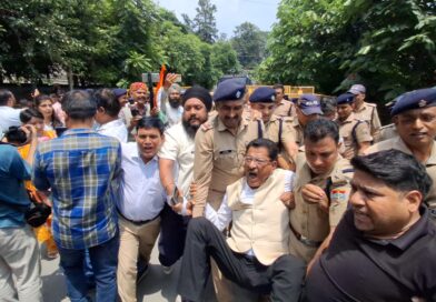 खड़गे के अपमान से भड़की कांग्रेस का प्रदर्शन, सचिवालय और पीएचक्यू घेरने के प्रयास में पुलिस ने लिया हिरासत में