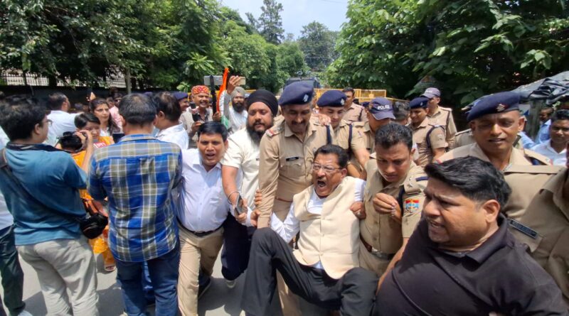 खड़गे के अपमान से भड़की कांग्रेस का प्रदर्शन, सचिवालय और पीएचक्यू घेरने के प्रयास में पुलिस ने लिया हिरासत में