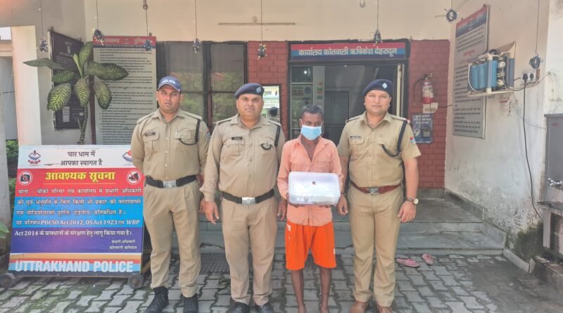 अगर आप भी पर्स और हैंडबैग के प्रति लापरवाह होकर करती हैं खरीददारी, तो हो जाएं सावधान, ठेले पर बैग रखकर गूगल-पे कर रही महिला के पर्स समेत 16.50 लाख के गहने और नकदी साफ