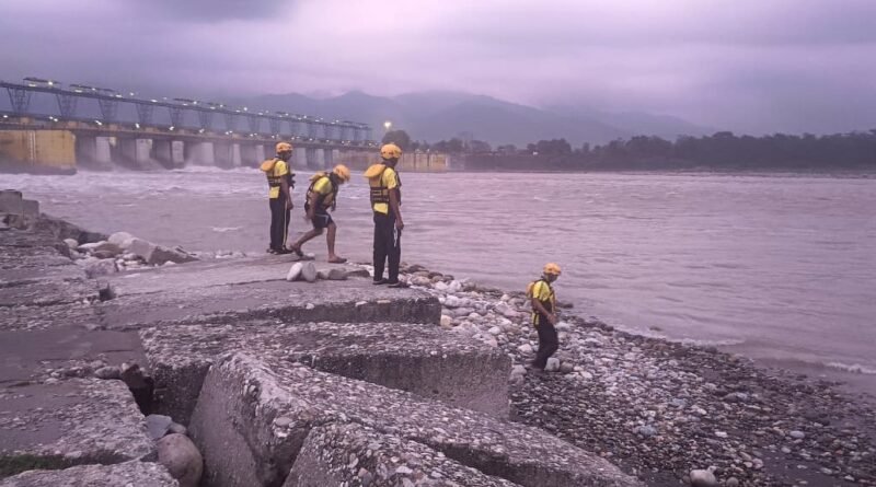नेपाल में जल प्रलय के दृष्टिगत उत्तराखंड हाई अलर्ट पर, लोगों की मदद के लिए हेल्पलाइन नंबर किए जारी, शारदा बैराज और तटीय इलाकों में एसडीआरएफ तैनात