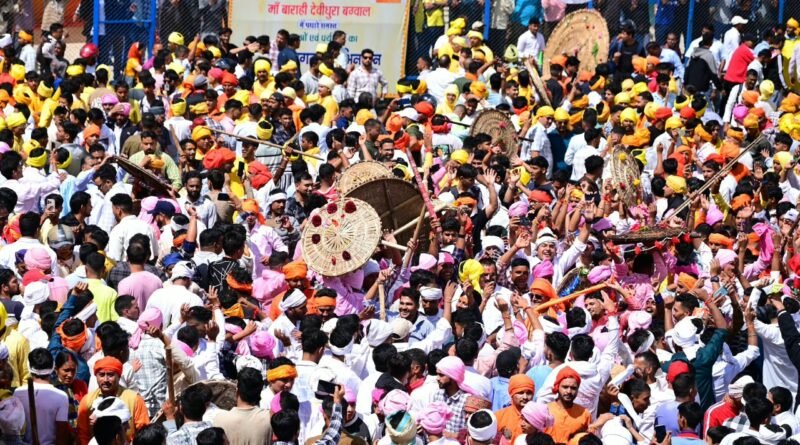 देवीधुरा बग्वाल में चार खाम–सात थोक के बीच जमकर चले फल-फूल, कुल 8 मिनट तक हुआ ‘युद्ध’