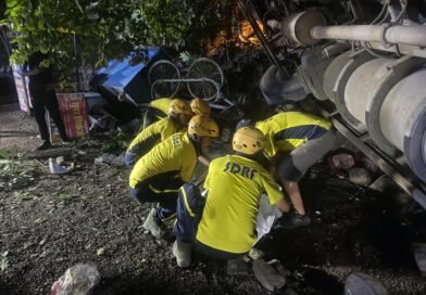 भद्रकाली मोड़ पर यात्रियों से भरी बस पलटी, सड़क किनारे बैठे दो चचेरे भाइयों की नीचे दब कर दर्दनाक मौत