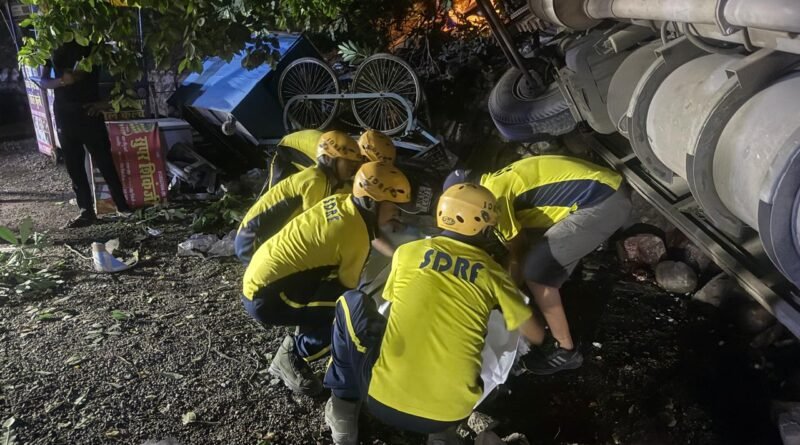 भद्रकाली मोड़ पर यात्रियों से भरी बस पलटी, सड़क किनारे बैठे दो चचेरे भाइयों की नीचे दब कर दर्दनाक मौत