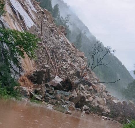 रूद्रप्रयाग में मंदाकिनी और अलकनंदा ने पार किया खतरे का निशान, प्रशासन हाई अलर्ट, चारधाम समेत अधिकांश हाईवे बंद