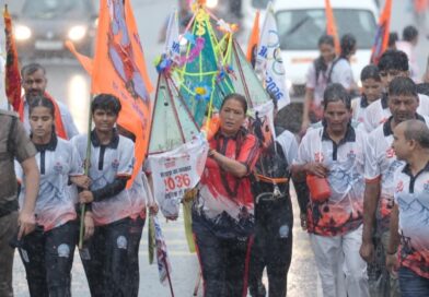 कंधे पर कांवड़ उठाए हरिद्वार से ऋषिकेश चलीं खेल मंत्री रेखा आर्य, 22 किमी की पैदल दूरी तय कर वीरभद्र मंदिर में करेंगी जलाभिषेक