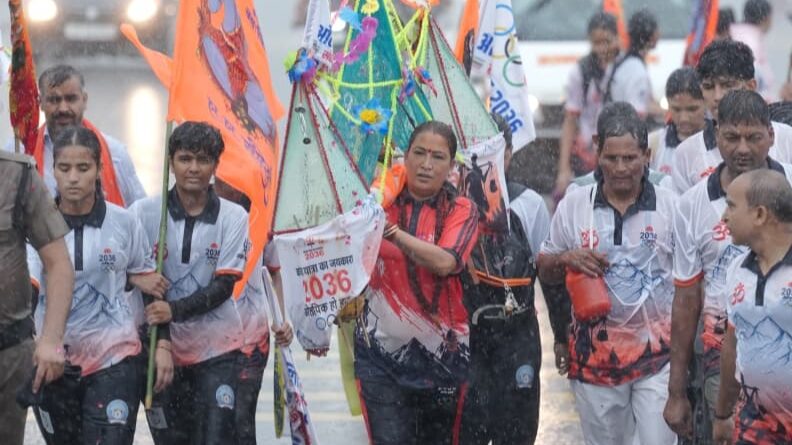 कंधे पर कांवड़ उठाए हरिद्वार से ऋषिकेश चलीं खेल मंत्री रेखा आर्य, 22 किमी की पैदल दूरी तय कर वीरभद्र मंदिर में करेंगी जलाभिषेक