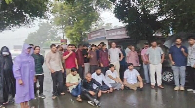 थानो रोड पर हाथी के हमले में घायल महिला की मौत, गुस्साए ग्रामीणों ने चक्का जाम कर वन विभाग के खिलाफ किया प्रदर्शन