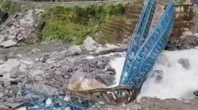 धारचूला में पहाड़ी से गिरे बोल्डर ने पुल को किया तहस-नहस, चीन-नेपाल सीमा समेत कई घाटियों का संपर्क टूटा