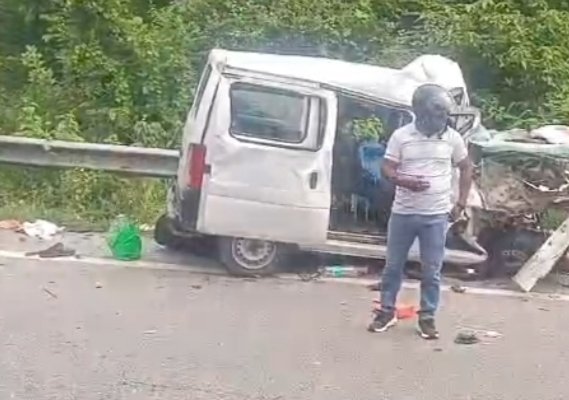 मणिमाई मंदिर के निकट कार और लोडर की भिड़ंत, दो की मौके पर ही मौत, पांच अन्य घायल