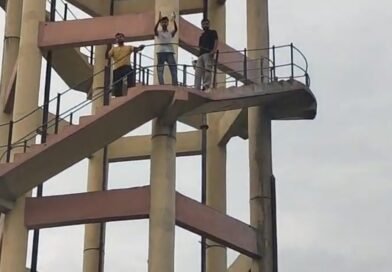 हर्रावाला के आयुर्वेद विश्वविद्यालय में फिर हंगामा, पेट्रोल साथ लेकर ओवरहेड वाटर टैंक पर चढ़े हैं चार छात्र-छात्रा