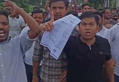यूकेएसएसएससी के बाहर बेरोजगार संघ ने लगाया ‘मंडाण’, आयोग दफ्तर और अफसरों का किया ‘धूप-धुपाणु’