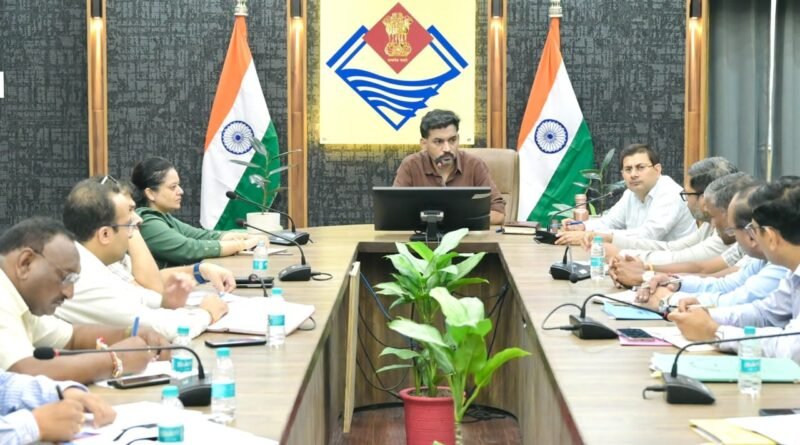 नदियों में कूड़ा डालते पकड़े गए तो दर्ज होगा मुकदमा, डीएम ने सीवर टैंकरों पर भी नजर रखने के निर्देश दिए