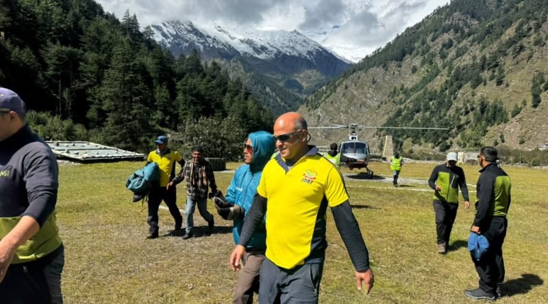 उत्तरकाशी के उच्च हिमालयी क्षेत्र में जारी है बड़ा रेस्क्यू ऑपरेशन, हेलीकॉप्टरों की मदद से 29 ट्रेकर्स निकाले