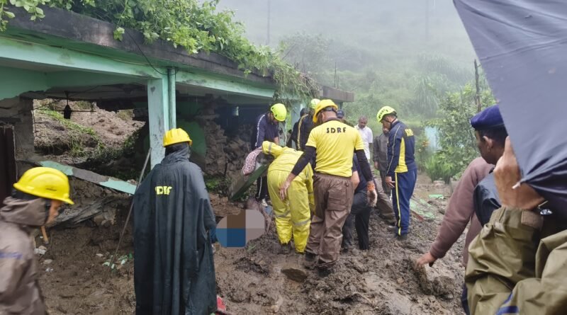 अल्मोड़ा के वडयूरा गांव में भूस्खलन से मकान ध्वस्त, घर में सो रही महिला और युवा पुत्र-पुत्री की मलबे में दबकर मौत